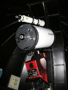 Telescopios principal y secundario montados en paralelo